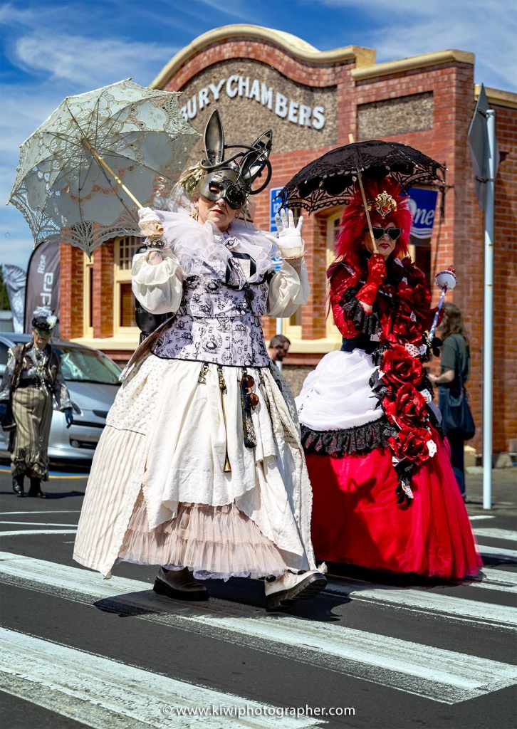 Steampunk Thames 2024 - Ladies in dress