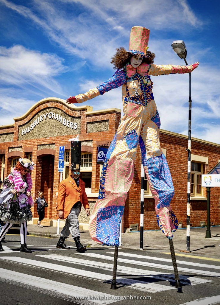 Steampunk Thames 2024 - Lady on stilts