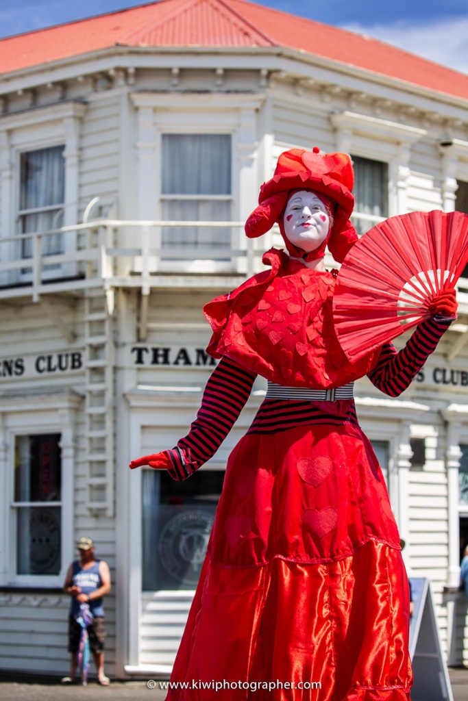 Steampunk Thames 2024 - Red lady on stilts