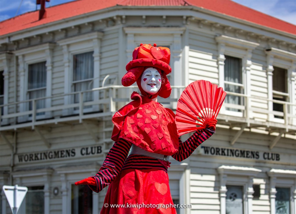 Steampunk Thames 2024 - Lady in red on stilts